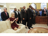 川普女顧問腿開爽滑手機　大家都站著...只有她跪坐白宮沙發