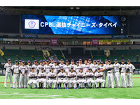 影／贏日本隔天　中職聯隊開心拍團體照、球員玩自拍