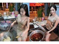 泰國妹穿細肩帶做菜…被封「最辣老闆娘」爆紅成模特兒