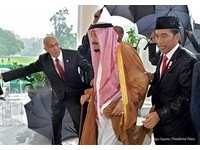 印尼總統冒雨迎沙國國王　熱情邀自拍引17萬網友按讚