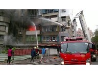 快訊／中和公寓3樓大火　樓上多戶民眾待救
