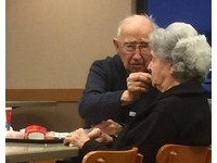 無限的愛！96歲伯伯遵守「約會日」　溫柔餵93歲失智妻吃飯
