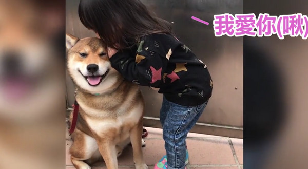 萌妹献吻后害羞离场 被啾一下的柴哥幸福傻笑成痴呆样