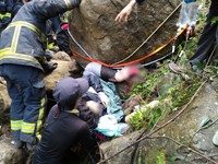 登山遭2噸巨石擊中雙腳　女子幸運獲救...吊掛送醫
