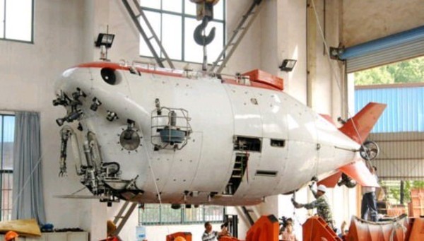 大陆自主研制的「蛟龙号」载人潜水器,预计明年进行7000米级海试.