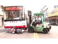 女騎士捲公車底「右腳被壓」　熱心堆高機抬車救人