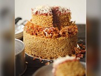 印尼炒泡麵無極限！做成「生日蛋糕」讓饕客們瘋狂啦～
