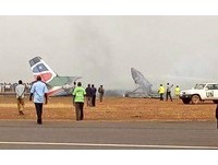 機上44人奇蹟生還！降落時墜毀機場　南蘇丹客機燒光光