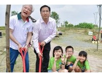 時光與樹木許下20年之約　台南「紅蟳先生紀念公園」揭幕