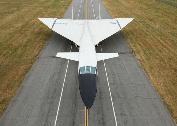 xb-70轰炸机开发夭折 可惜好景不常,二号机於1966年6月8日在一次拍照