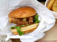 台北貨櫃市集的美式漢堡　鹹甜口味的「蘋果雞」漢堡