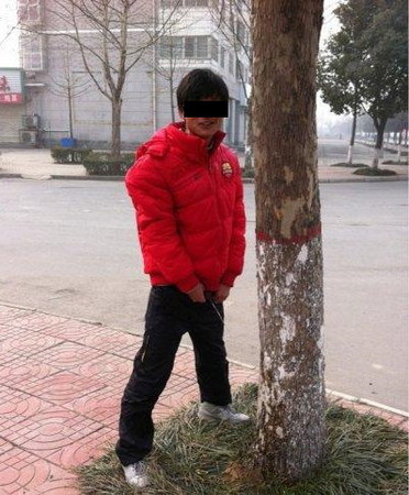 大陆中心/综合报导 中国有名年轻男子最近将他随地小便的照片上传至