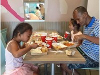 菲律賓單親爸吃炸雞　這次速食店招待：沒有人需要挨餓