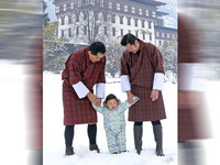 不丹小王子初踏雪地好興奮　父王、祖父兩邊牽牽好溫馨