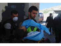 敘利亞毒氣空襲58死！不捨兒口吐白沫離世…父抱遺體崩潰