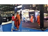 泰國和尚拉女友看車展！「榮譽光環」get　網：你女友在哪？
