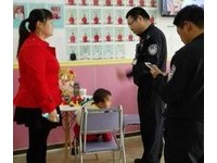 奶爸第一次送孩子上學就失手！送錯幼兒園匆忙閃人..老師傻了