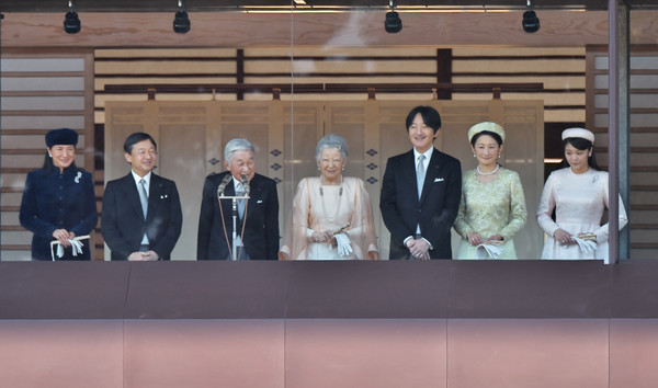 日本皇室200年来首位退位的日本君主，被拍到扎着小辫
