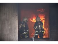 士官穿救火重裝「衝火場」　北市消防局代訓國軍救災