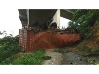 快訊／基隆台62大埔匝道聯結車摔20米橋下　駕駛慘死