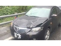 衰！蘇花公路驚掉落石　砸中轎車、引擎蓋凹了...