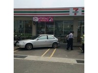 要搶超商停車位！女駕駛油門當煞車踩　倒車撞死喝咖啡客