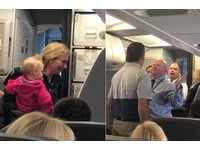 拿推車攻擊「抱嬰母親」！　美航空服員被制止嗆：來打我啊！