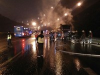 快訊／桃園客運國道火燒車　車上24人緊急疏散