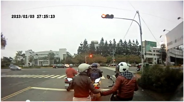 骑机车等红灯不忘放闪光 情侣猜拳大玩戳戳乐