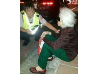 老婦體力透支坐路邊　暖警協助安全返家
