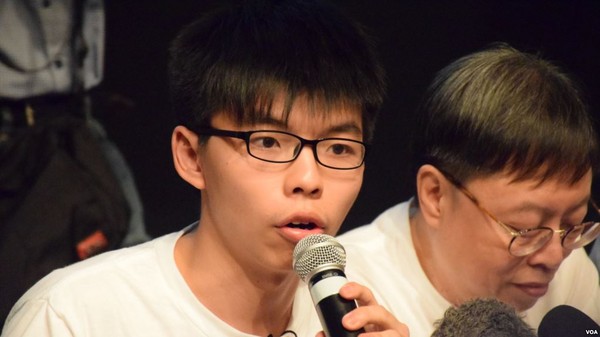 黃之鋒曾是香港雨傘運動中學運的領袖，如今將可能面臨牢獄之災。（圖／翻攝自美國之音官網）