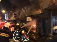 快訊／北市汽車美容店起火　疑似人員受困警消馳援中