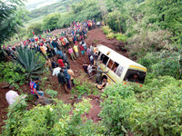 天雨路滑衝出道路！　坦尚尼亞校車失控墜深谷35死