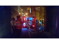 快訊／桃園民宅3樓火警受困！　消防隊員搶救嗆傷2女