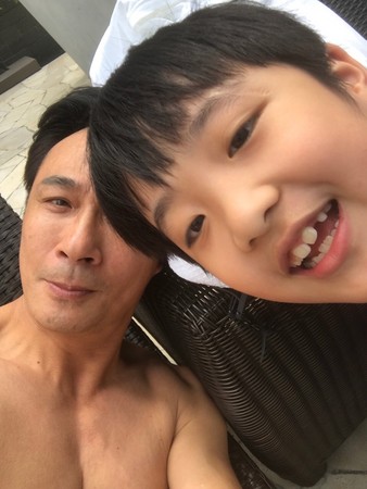 8岁费曼被酸胖!吴镇宇护儿:有些人可少镜子娃娃魔勒一面图片