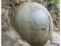 35噸「球型巨石」含大量鐵非人工　居民爆：共有8顆！