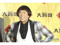 超暖!街貓霸佔座位 豬哥亮一直站著…下令「不准趕」