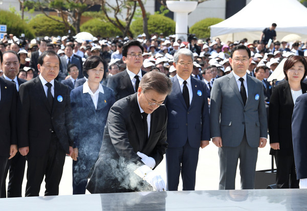 国际中心/综合报导 南韩总统文在寅出席在「光州国力118民主墓地」