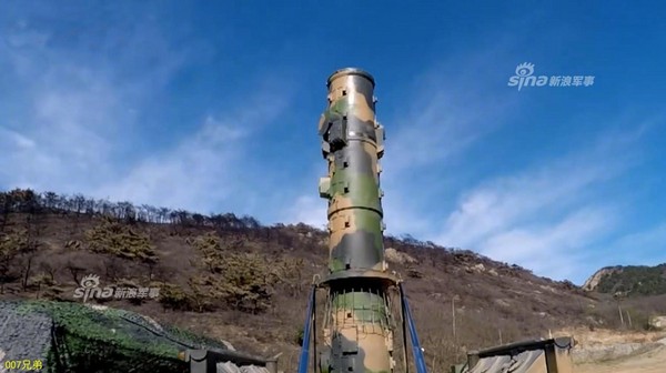 中國火箭軍某導彈旅裝備東風-3A中程彈道導彈才數年，又再換裝了東風-21中程彈道導彈，對第一、二島鏈實施精確打擊。（圖／翻攝自新浪軍事）