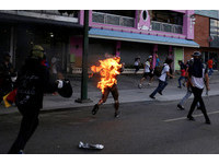 汽油彈滿天飛！委內瑞拉抗爭持續50天　20萬人街頭示威