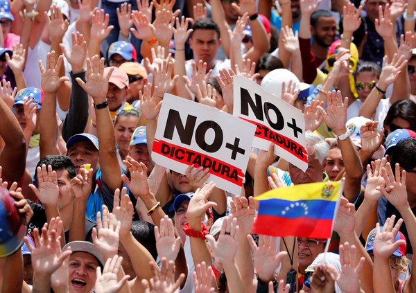 委內瑞拉20萬民眾再度上街頭抗議，現場氣氛火爆。（圖／路透社）