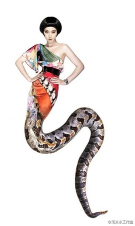 特地拍摄了一组性感「蛇女」照,只见她下身透过后制化身成蛇尾巴,只是