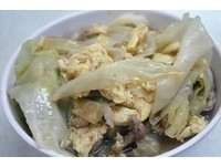 台北「肉蛋乾拌麵」有滿滿的高麗菜　還有平價炸排骨