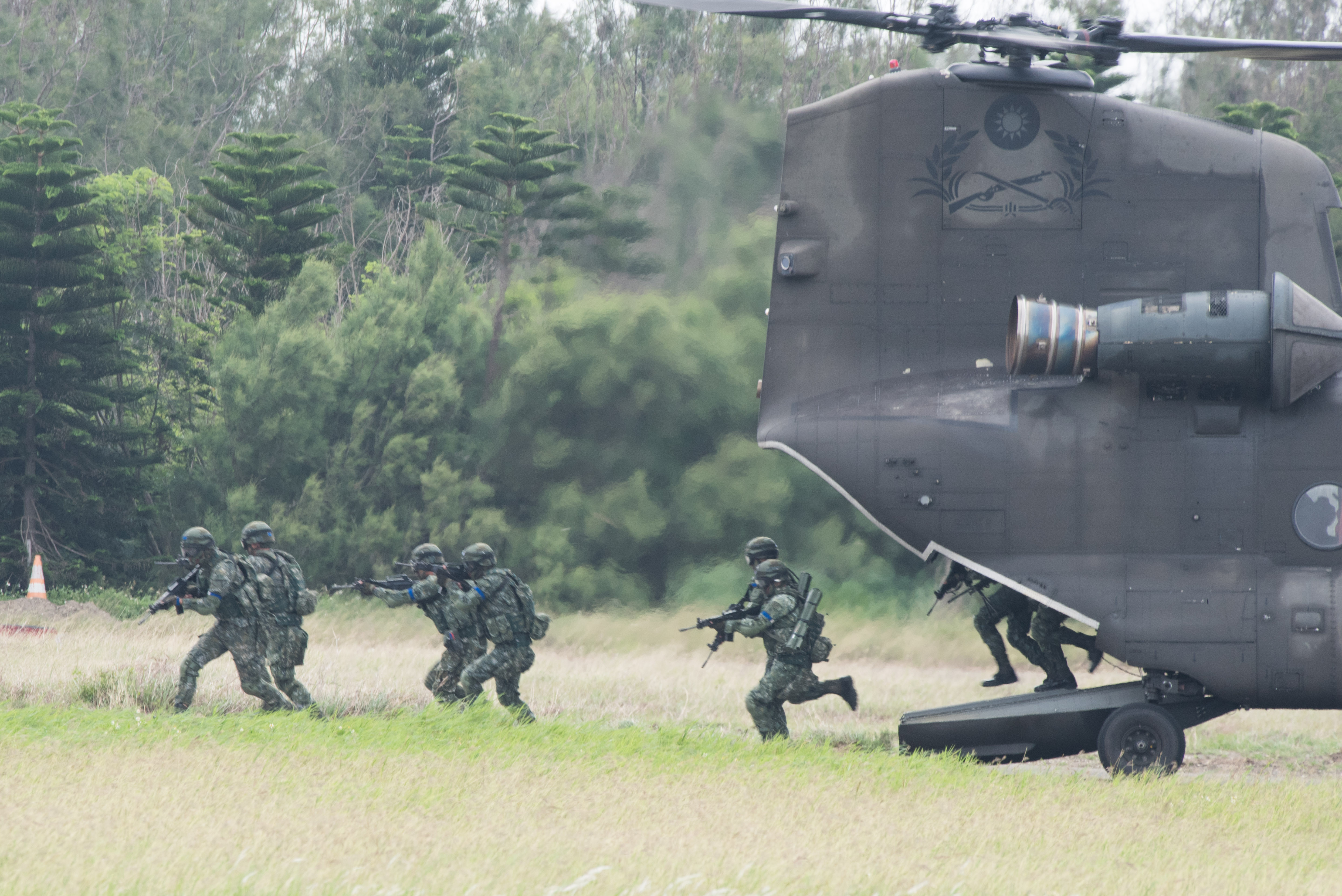 蔡英文校阅汉光演习车队迟到? 国防部这样说