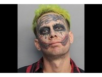綠髮+裂嘴「Joker男」槍亂指路人　關進監獄超受歡迎！