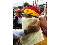 【圖】肉身挑戰鞭炮炸寒單！　蔡昌憲全身痠痛哀求