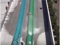 男童「飛出滑水道」驚悚瞬間　加州水上樂園開幕爆意外