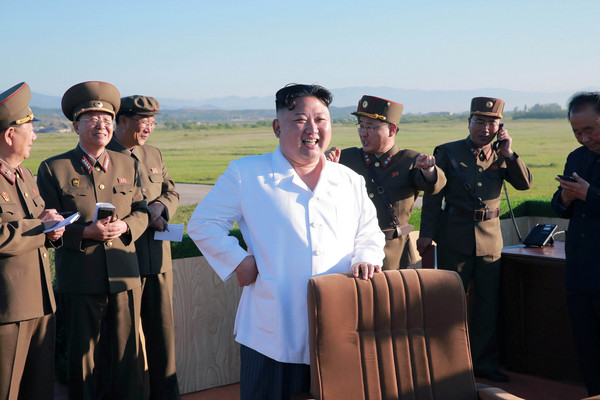 北韓領導人金正恩視察最新防空飛彈系統試射。（圖／路透社）
