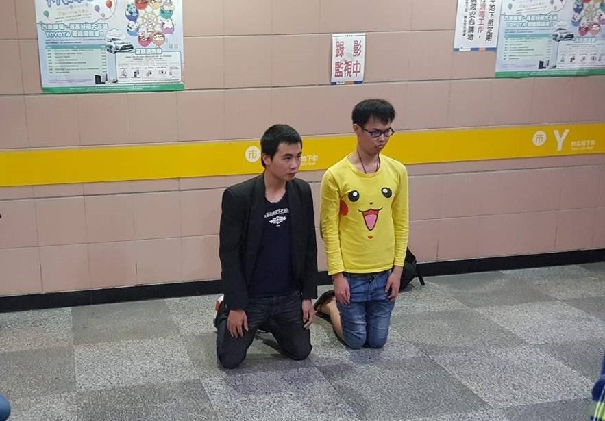 邓佳华,游兆霖下跪道歉.(图/沈培安授权提供)