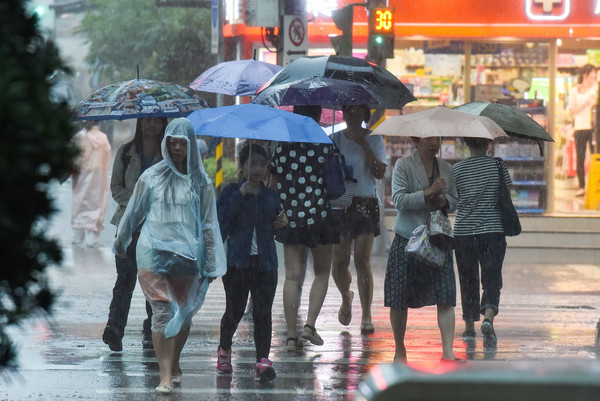 今起5天迎「梅雨危险期」 中部以北22度…短袖易感冒要穿长衣